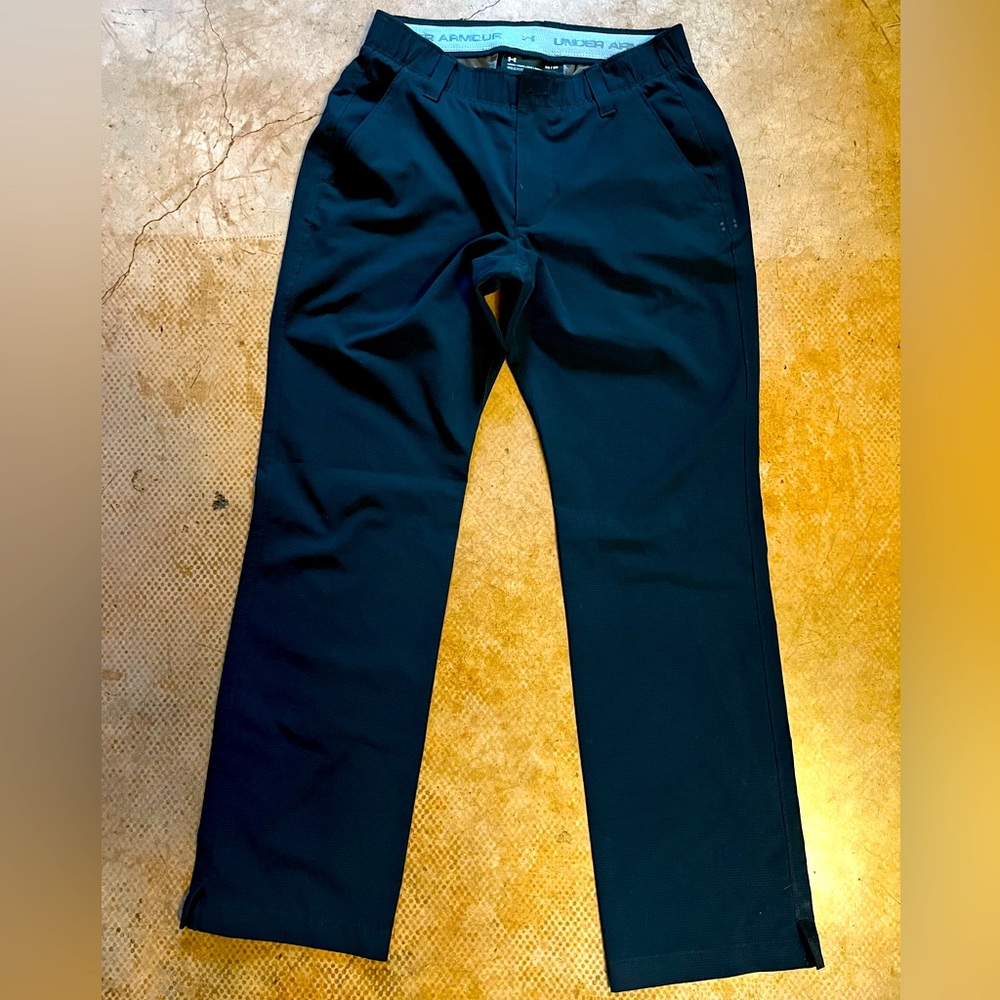 Men’s relaxed fit golf pants.